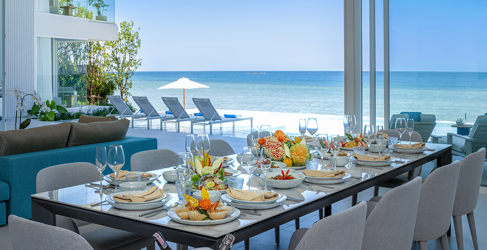 Villa Anda - Intimate dining area overlooking the ocean
